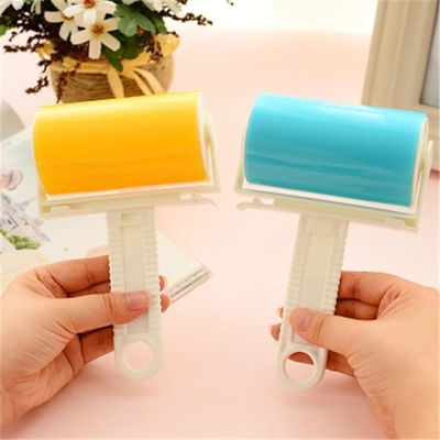 สีน้ําเงินสัตว์เลี้ยงกําจัดผม Lint Roller กับแผ่นที่ติดต่อที่สามารถนําไปใช้ใหม่และปิดสามารถล้าง