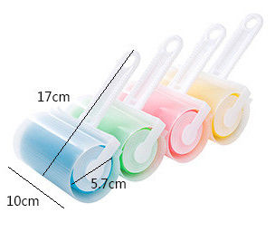 สีน้ําเงินสัตว์เลี้ยงกําจัดผม Lint Roller กับแผ่นที่ติดต่อที่สามารถนําไปใช้ใหม่และปิดสามารถล้าง