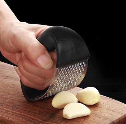 ขายดีที่สุด Hot Garlic Press Peeler มือเหล็กไร้สแตนเลสสําหรับเครื่องมือผลไม้และผัก