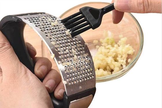 ขายดีที่สุด Hot Garlic Press Peeler มือเหล็กไร้สแตนเลสสําหรับเครื่องมือผลไม้และผัก