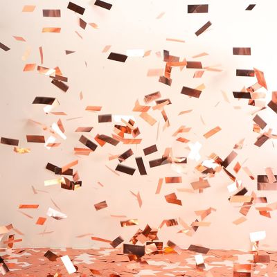 สีม่วง 2 * 5 ซม. ปาร์ตี้ Popper Confetti กองปืน สามารถบีโอสลายได้ สี่เหลี่ยมกลม รูปทรงหัวใจ เขียว ขาว ดํา Confetti โฟลยทอง ตัวอย่างฟรี